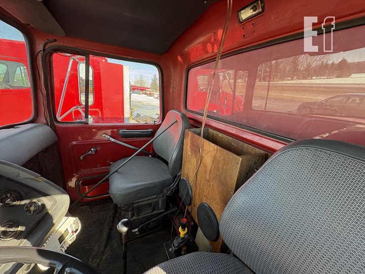 1984-ford-l8000-image-16