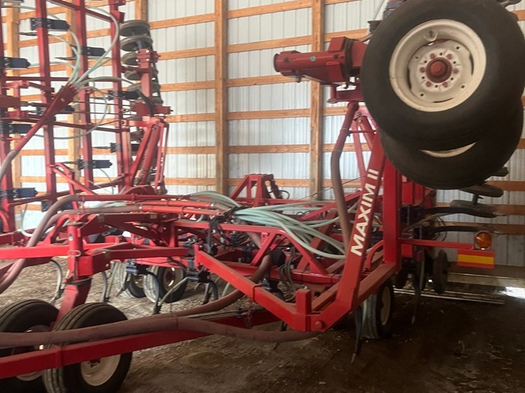 lot-10.-morris-air-seeder,-tow-between-with-10"-eagle-beaks,-new-seed-meter-unit,-pristine-condition,-always-shedded,-highly-maintained,-none-nicer-image-46