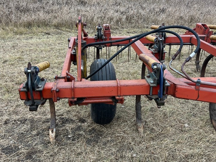 lot-49.-1981-33’-morris-magnum-model-cp-731-chisel-plow-w/3-bar-harrows,-well-maintained-unit,-super-clean-and-straight,-check-photos-image-18