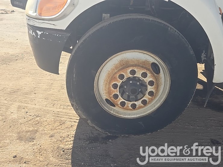 2009-peterbilt-335-image-9