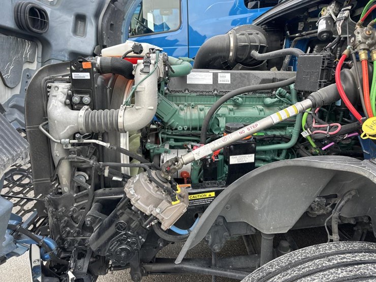 #2224-•-2025-volvo-vnl-sleeper-cab-semi-truck-tractor-image-27