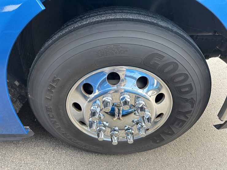 #2226-•-2024-volvo-vnl-sleeper-cab-semi-truck-tractor-image-63