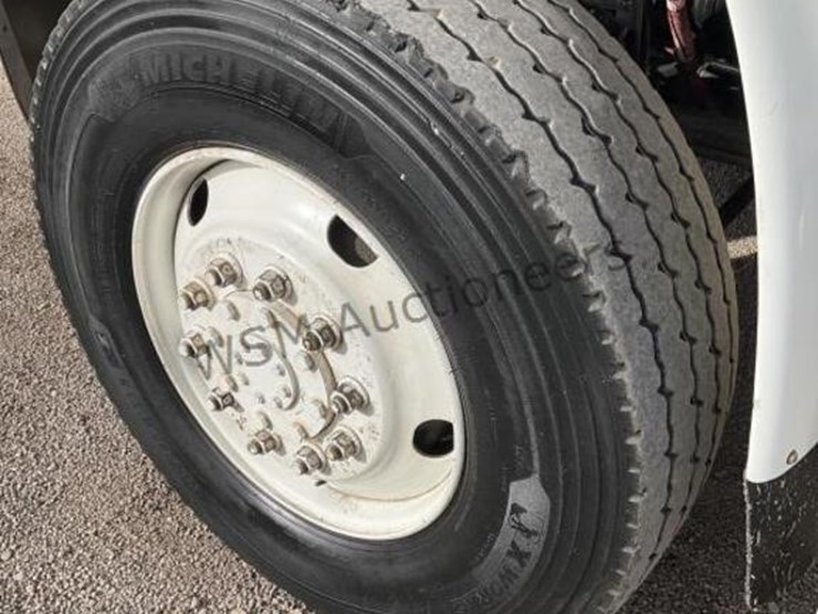 2012-freightliner-m2-106-image-10