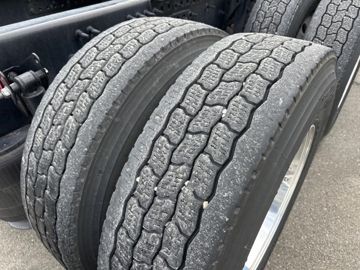 #2226-•-2024-volvo-vnl-sleeper-cab-semi-truck-tractor-image-60