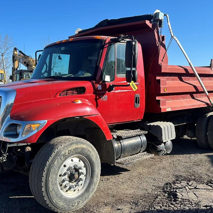 2002 INTERNATIONAL 7400