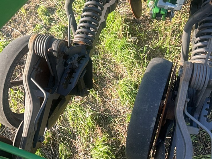 2018-john-deere-1910-image-112