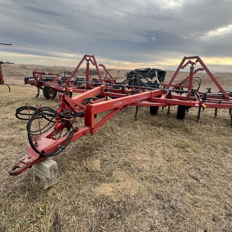 Lot 31. 33’ Morris Magnum 3, model CP-731 chisel plow w/ NH3 w/  Raven control, Special note: NH3 is the new style 450 Raven and is only 4 to 5 years old, excellent working unit, set up at 12” spacing