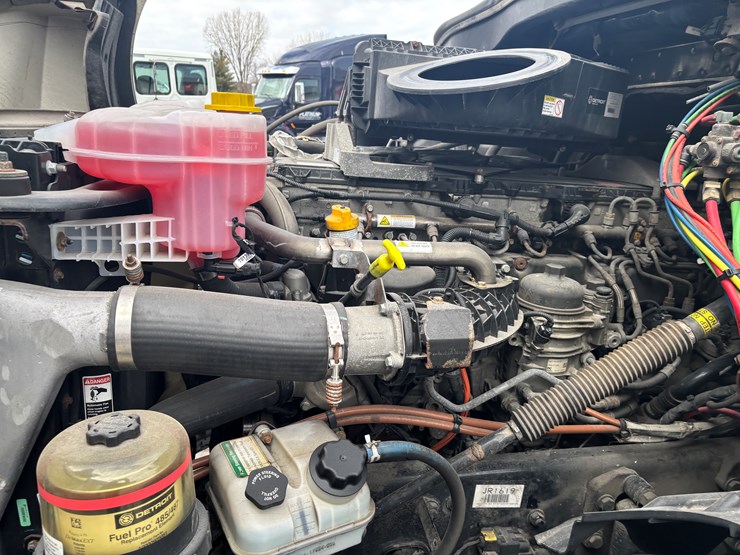 2018-freightliner-cascadia-126-image-38