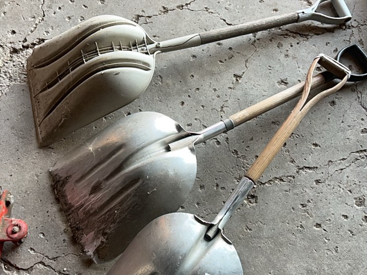 (3)-grain-shovels,-two-are-aluminum,-one-is-plastic-image-4