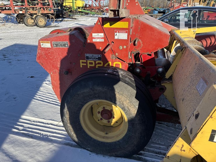 new-holland-fp240-image-4