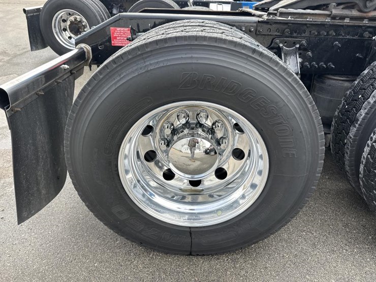 #2225-•-2024-volvo-vnl-sleeper-cab-semi-truck-tractor-image-62