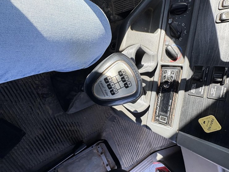 2004-freightliner-columbia-112-image-28