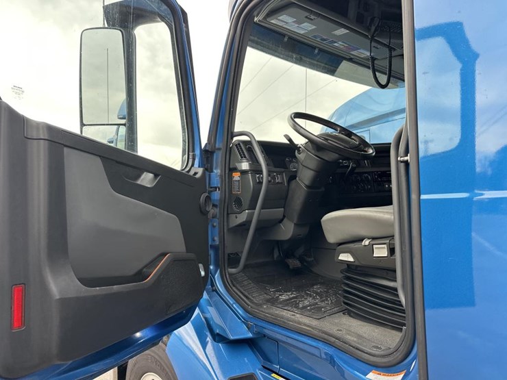 #2225-•-2024-volvo-vnl-sleeper-cab-semi-truck-tractor-image-44