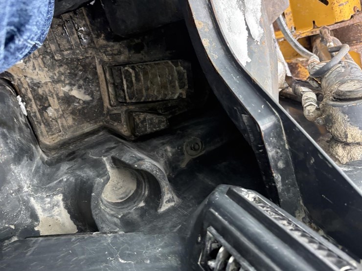 2020-deere-320g-image-20