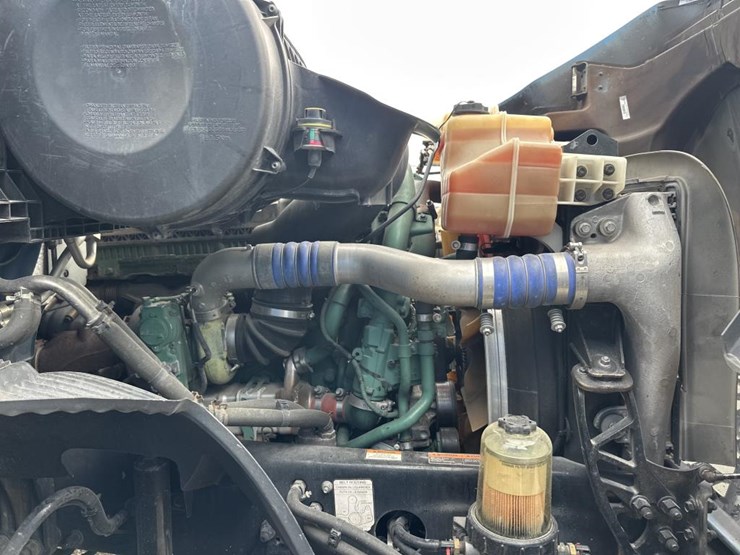 2019-volvo-10-image-30