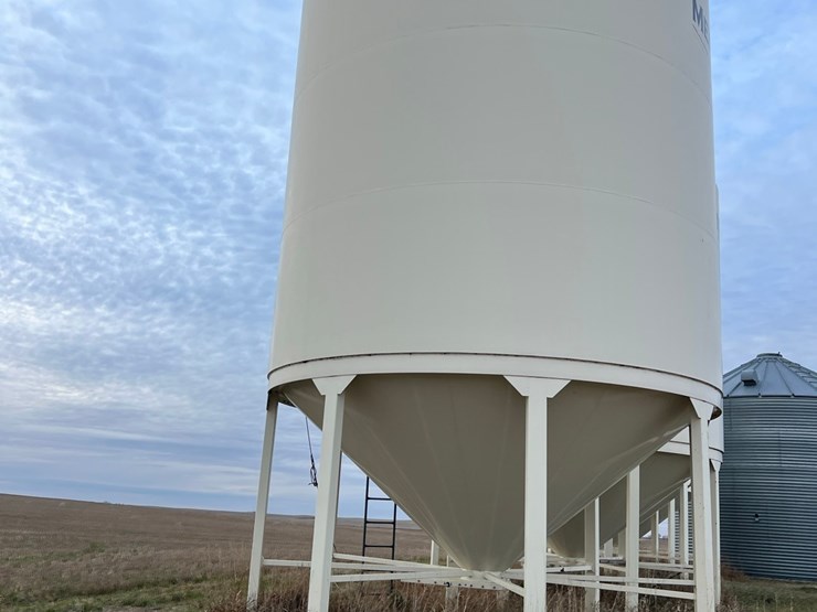 lot-44.-3,000-bu.-meridian-hopper-bin-image-10