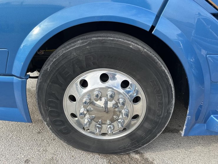 2012-volvo-10-image-54