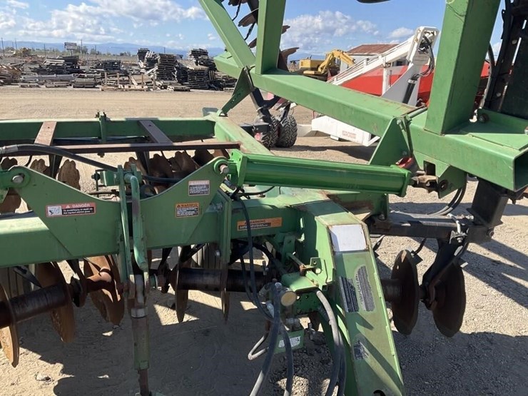 john-deere-32-image-13