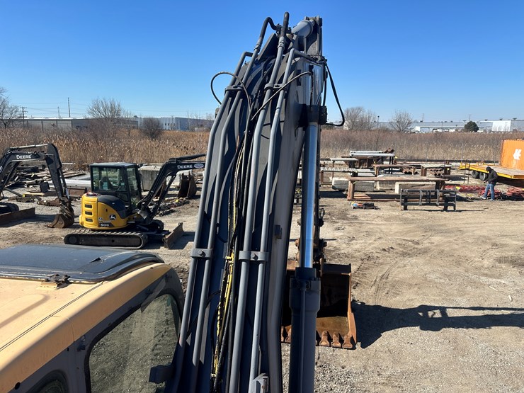 new-holland-eh215-image-21