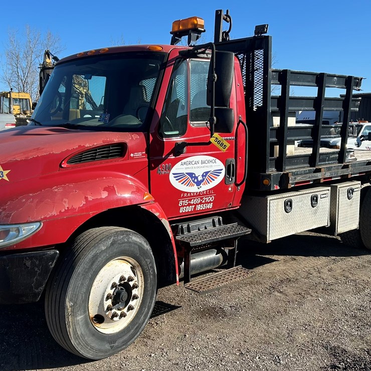 2003 INTERNATIONAL 4300 SBA