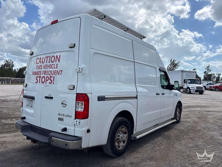 2013-nissan-nv2500hd-image-3