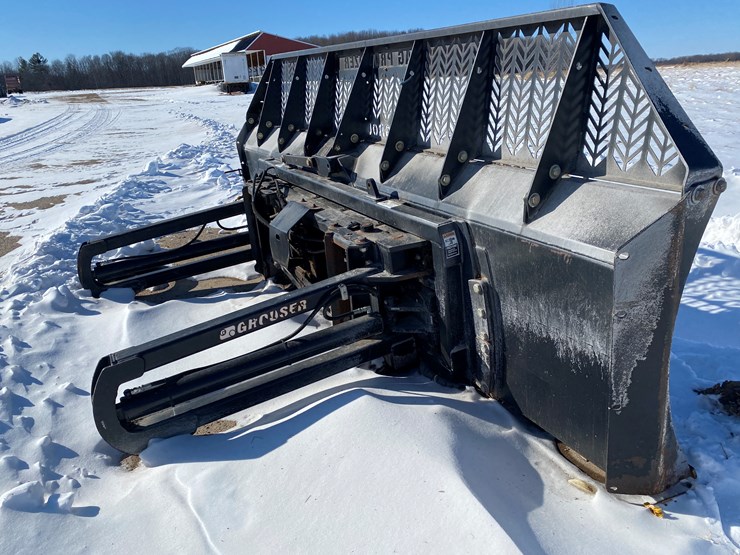 2011-new-holland-390-image-43