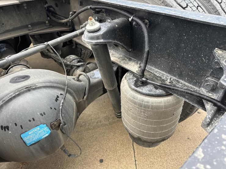 2022-kenworth-t680-image-35