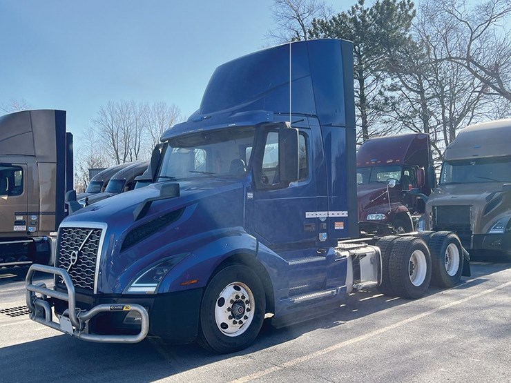 2020-volvo-vnl-300-image-1