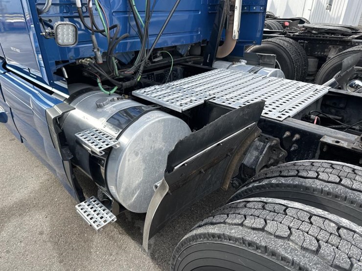 2018-volvo-10-image-13