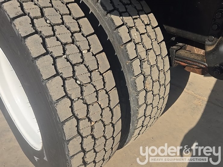 2020-freightliner-m2-106-image-16