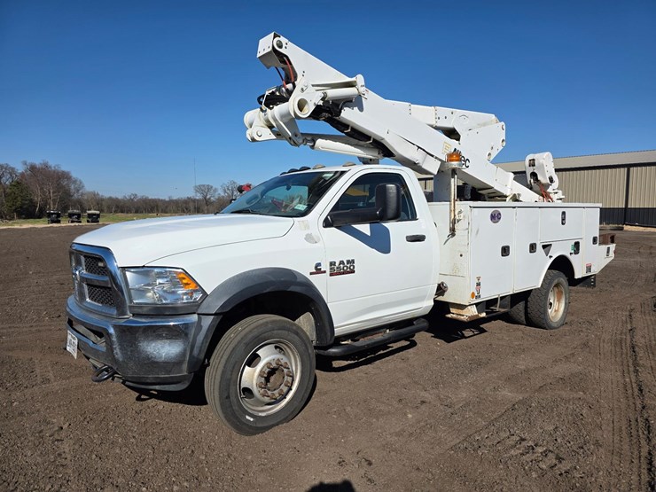 dodge-5500-bucket-truck-image-1