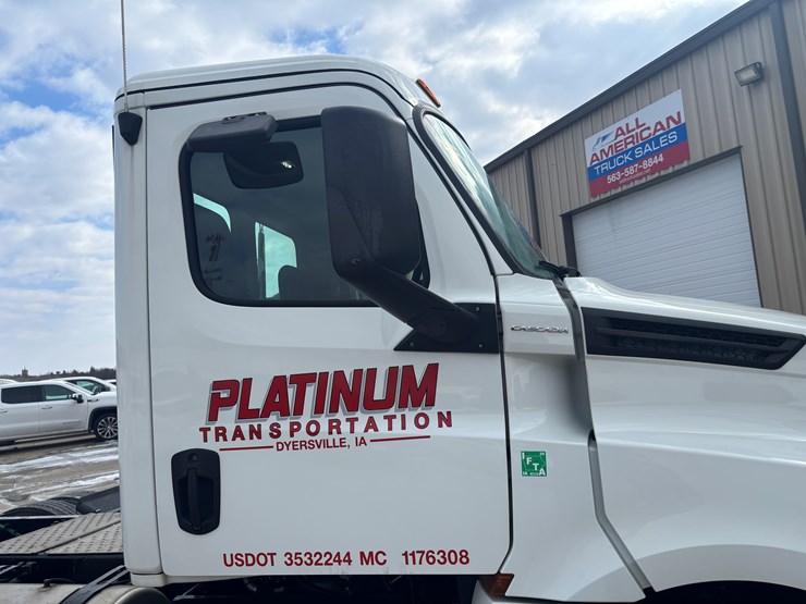 2018-freightliner-cascadia-126-image-18