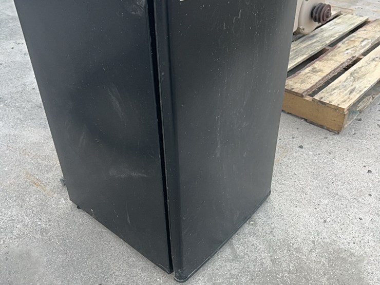 fridge-for-dorm-room,-dryer-shack,-shop,-etc.,-works-good-image-10