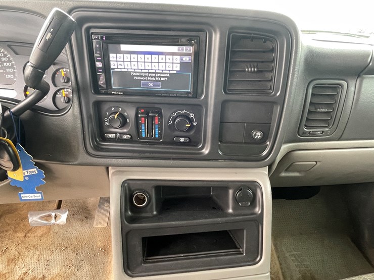 2006-chevrolet-suburban-image-14