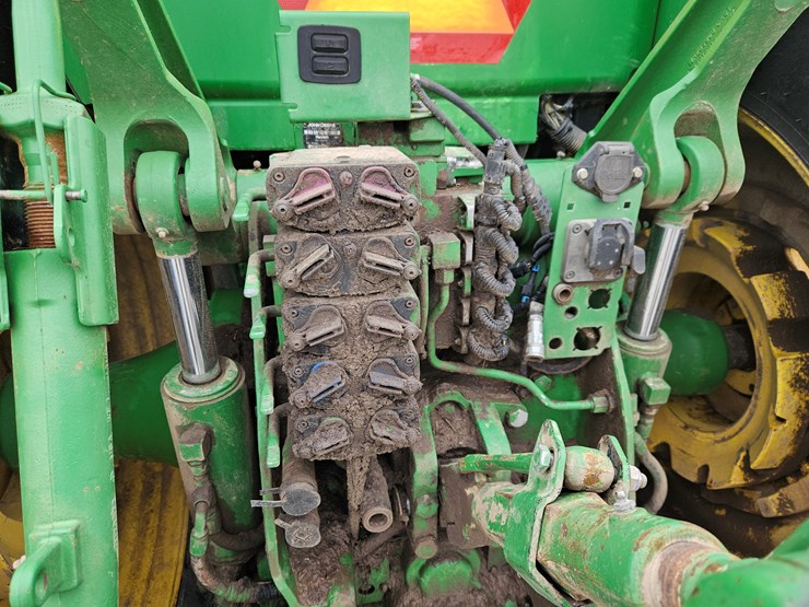 2011-john-deere-8235r-image-16