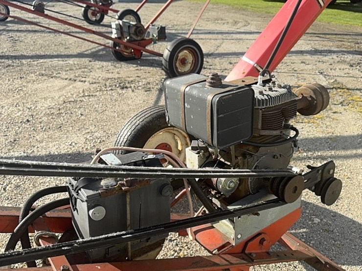 sakundiak-7–33-grain-auger-with-gas-engine-with-electric-start,-equipped-with-wheat-heart-drag-auger-image-15