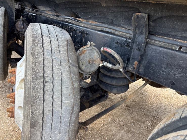 2008-peterbilt-365-image-7