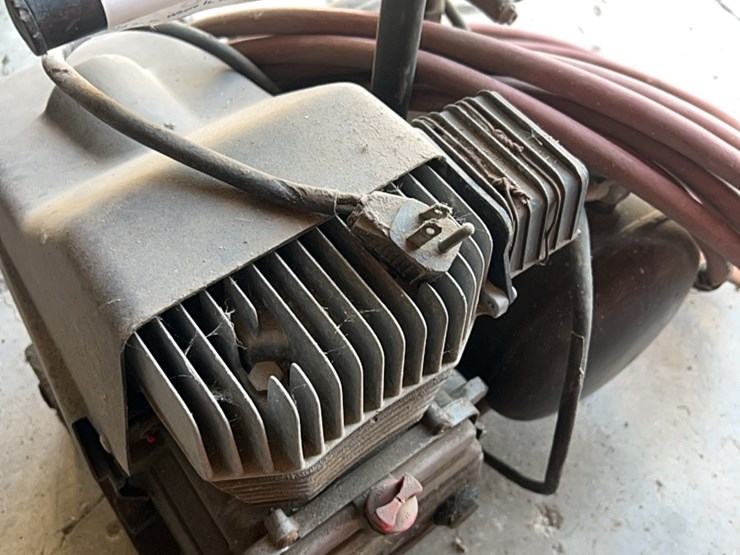 portable-carry-along-type-air-compressor-with-hose-image-16