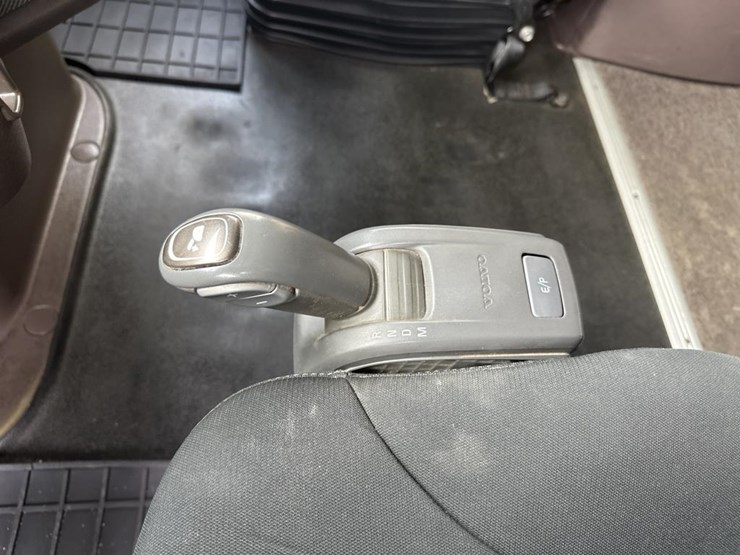 #2231-•-2016-volvo-vnl-sleeper-cab-semi-image-47