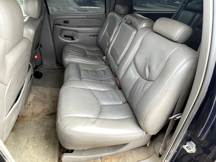 2006-chevrolet-suburban-image-18