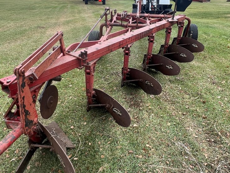 lot-16.-ih-6x14-trip-beam-plow-w/-packer-image-3