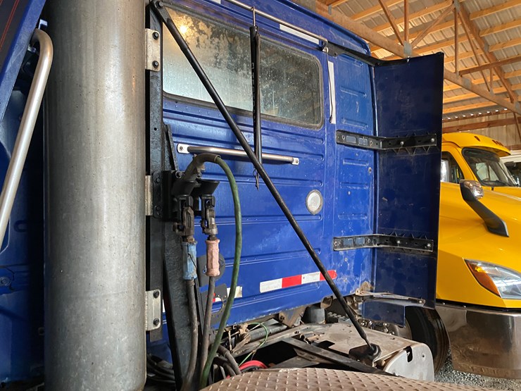 #310-•-2015-volvo-d13-tandem-axle-semi-rolled-over-(has-wi-title)-(algoma,-wi)-image-21