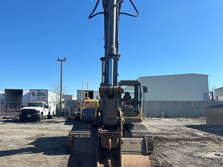 new-holland-eh215-image-8