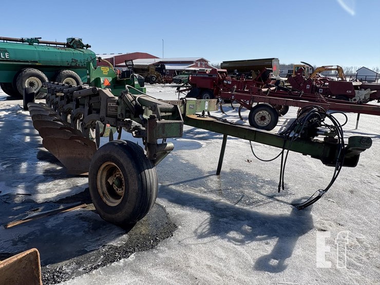 john-deere-820-image-1