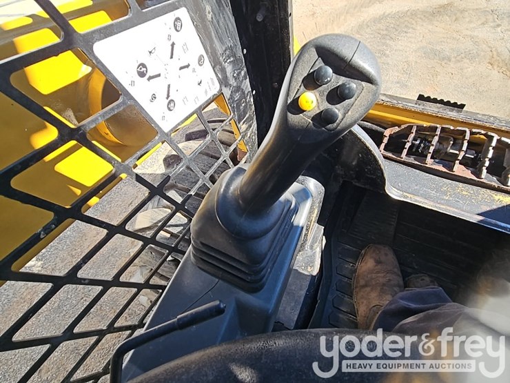 2021-caterpillar-226d3-image-45