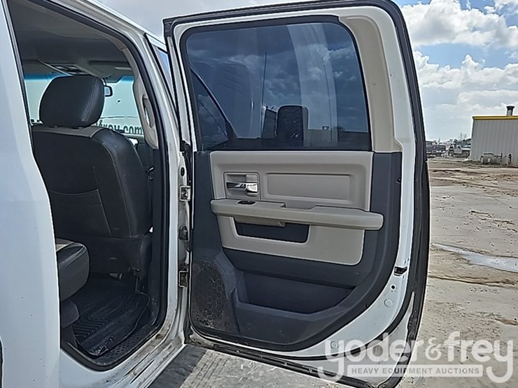 2010-dodge-ram-3500-image-36