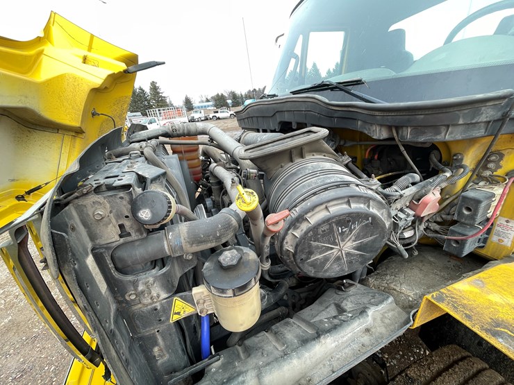 #1030-•-2011-international-truck-tractor-(has-mn-title)-image-16