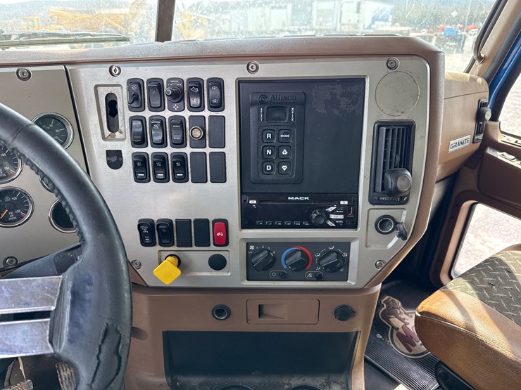 2017-mack-granite-gu713-image-44