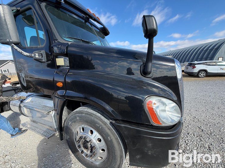 2015-freightliner-cascadia-125-image-14