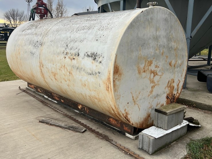 lot-20.-2,000-gallon-fuel-tank-with-electric-pump-image-7